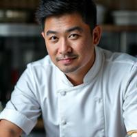 Portrait d'un chef sushi concentré, préparant un maki.
