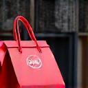 Un livreur tenant un panier de repas élégamment emballés devant une porte, symbolisant la livraison.
