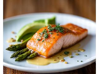 Plat céto avec avocat, saumon et légumes verts, riche en bonnes graisses.