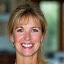 Portrait souriant d'une cliente satisfaite, symbolisant un témoignage positif.